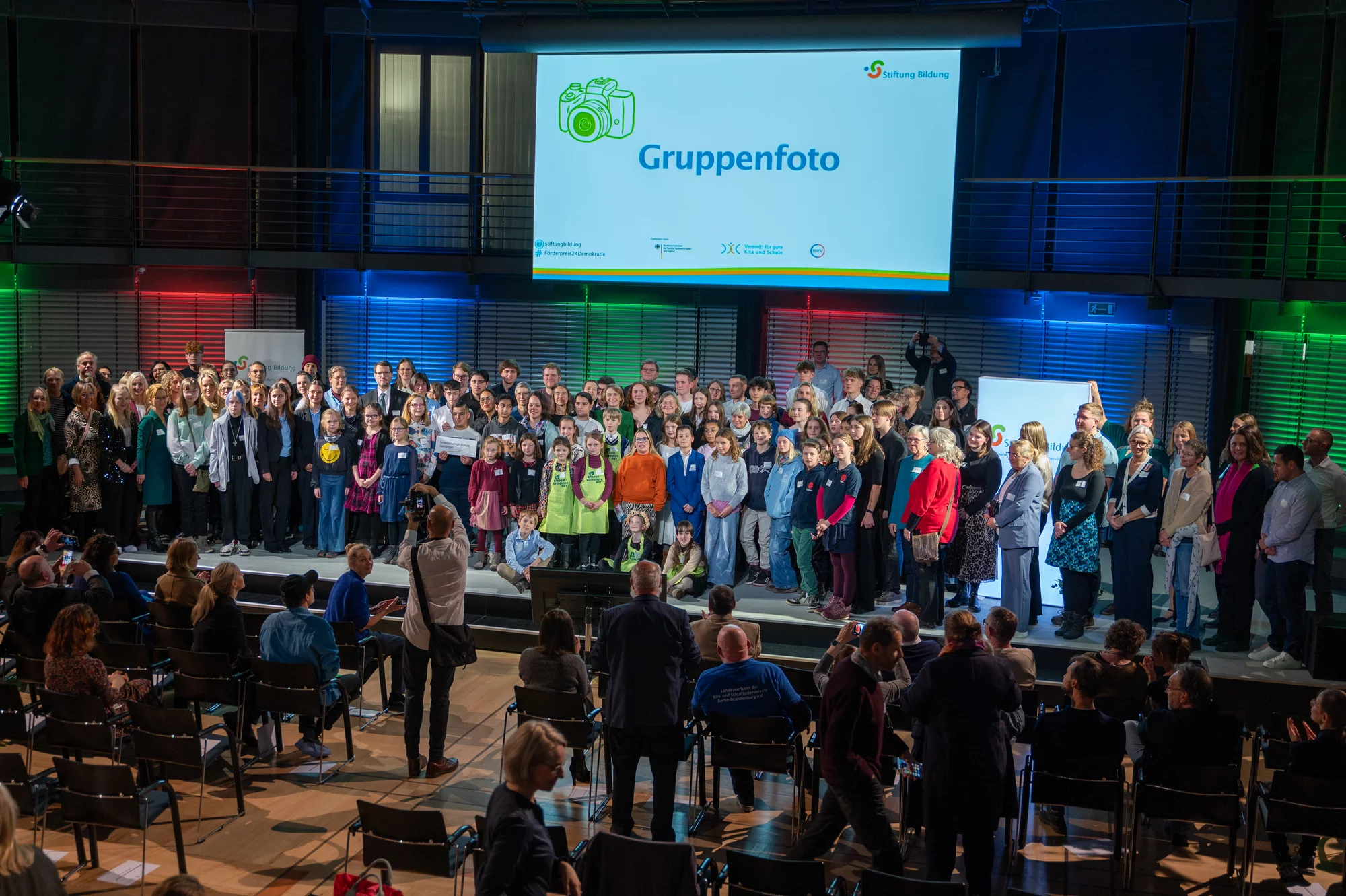 Gruppenfoto bei der Presiverleihung 2024 - Förderpreis "Verein(t) für gute Kita und Schule" 2024