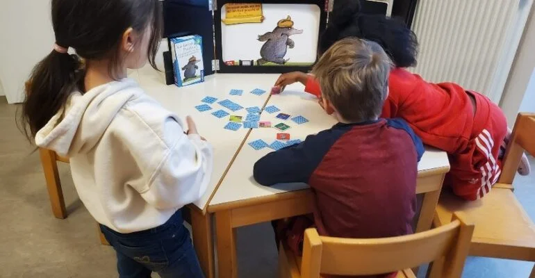 Kinder lernen Kamishibai-Geschichten kennen.