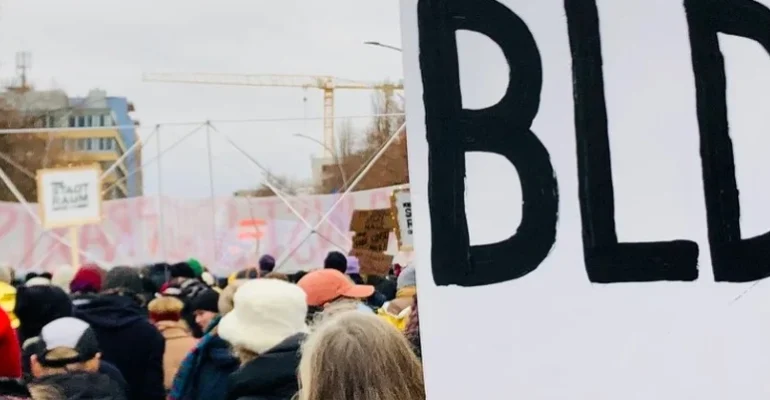 Ein Plakat mit der Aufschrift Bildung auf einer Demonstration für Bildung - Demokratie fördern