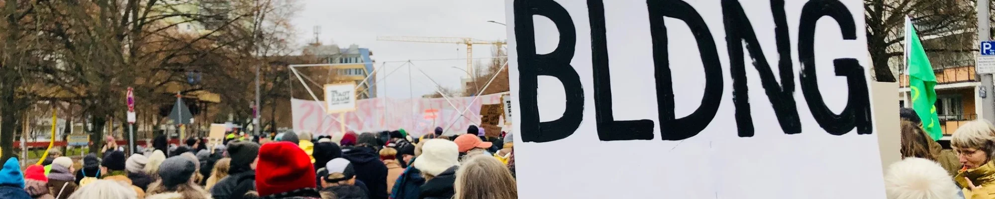 Ein Plakat mit der Aufschrift Bildung auf einer Demonstration für Bildung - Demokratie fördern