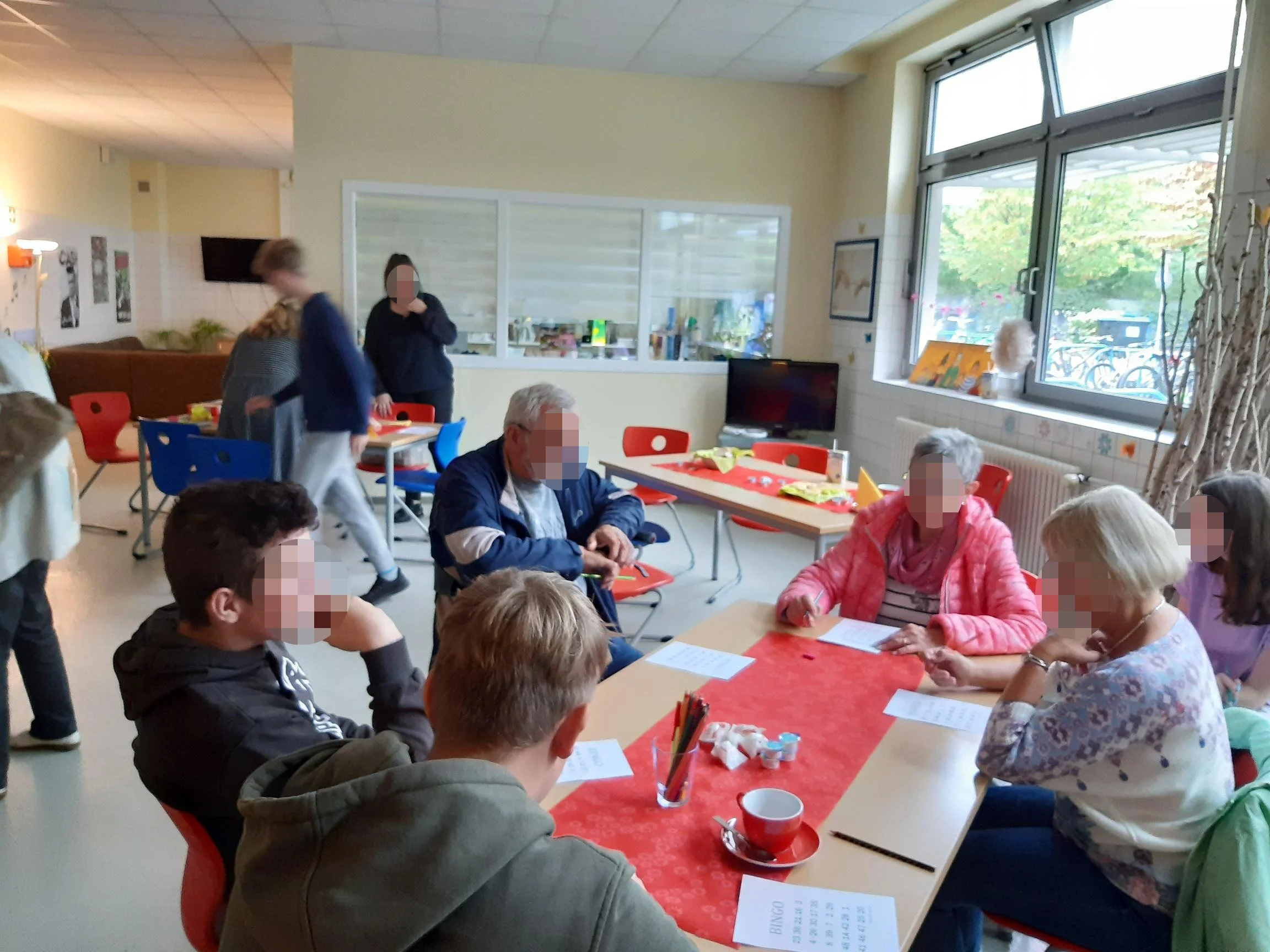 Foto: Carola Busch, [EXIN Schüler*innen und Senior*innen des Pflegeheims beim BINGO].