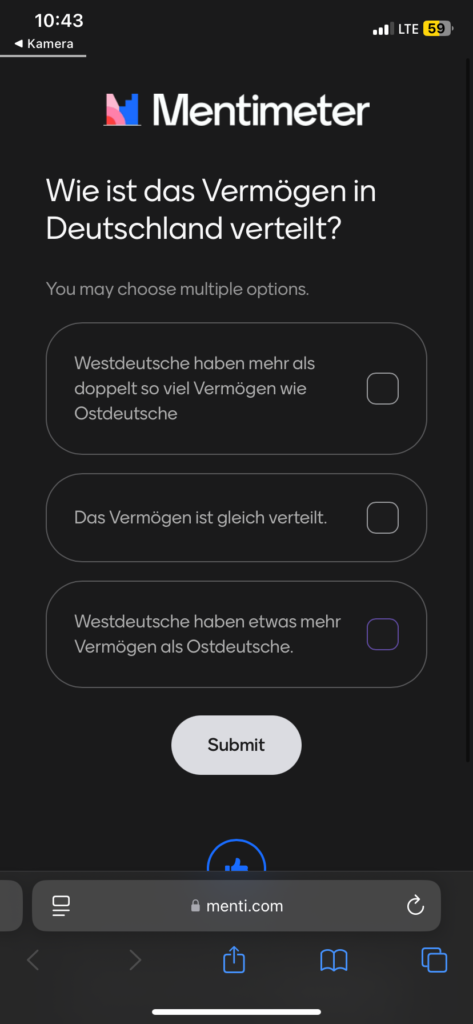 Screenshot eines Umfrage-Tools mit der Frage: Wie ist das Vermögen in Deutschland verteilt?
Antwortmöglichkeiten: Westdeutsche haben mehr als doppelt so viel Vermögen wie Ostdeutsche. Das Vermögen ist gleich verteilt. Westdeutsche haben etwas mehr Vermögen als Ostdeutsche.