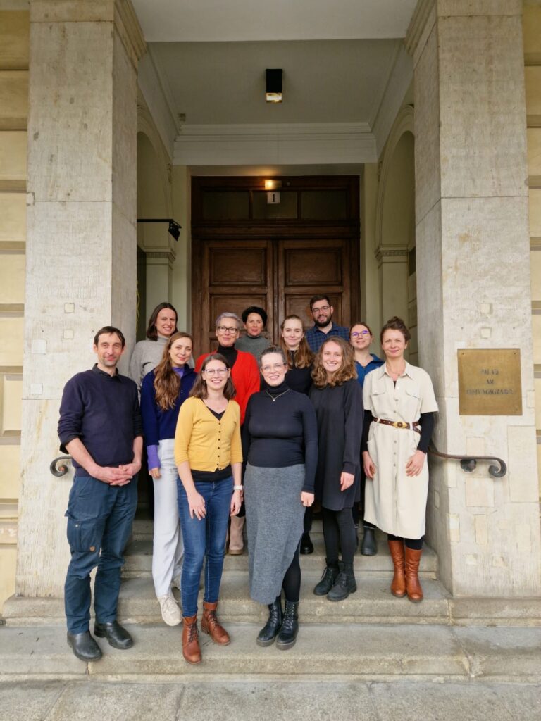 Das Team Chancenpatenschaften steht zusammen.