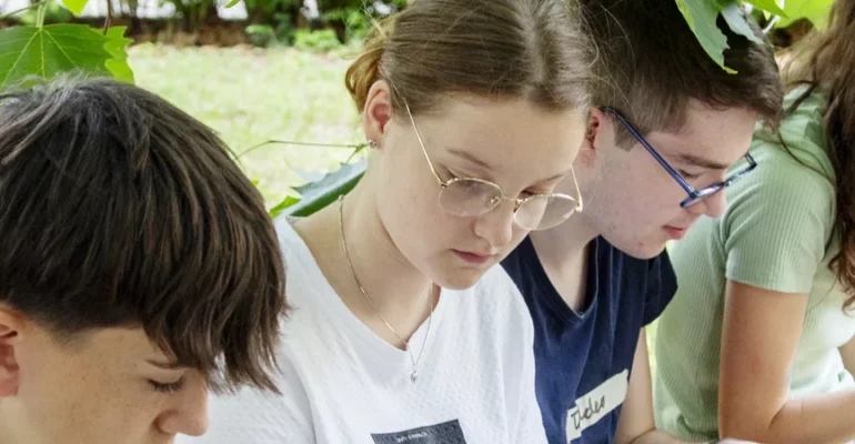 Jugendliche der Stiftung Bildung im Stimmungsfoto im Garten