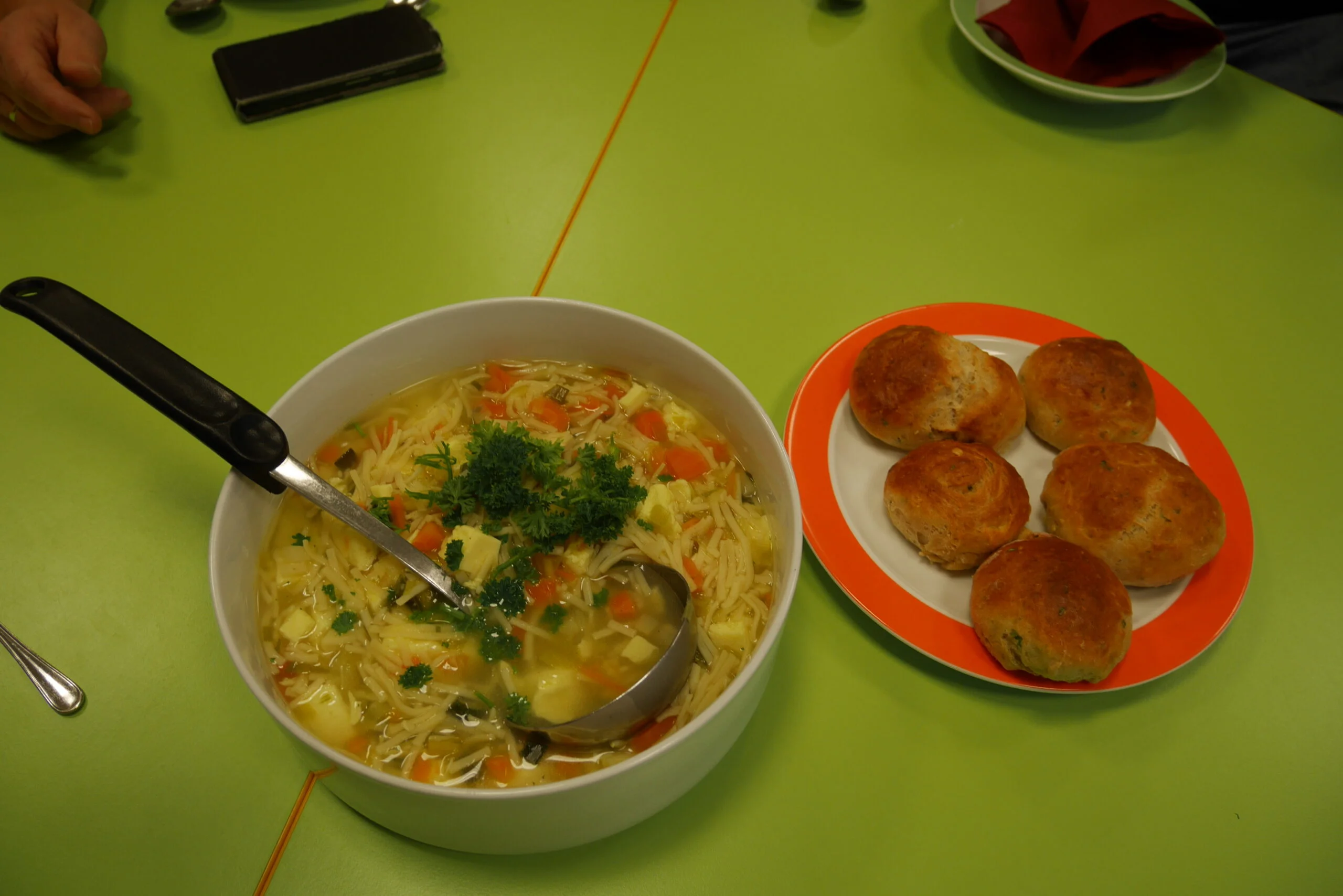 Schüssel und Teller mit Essen