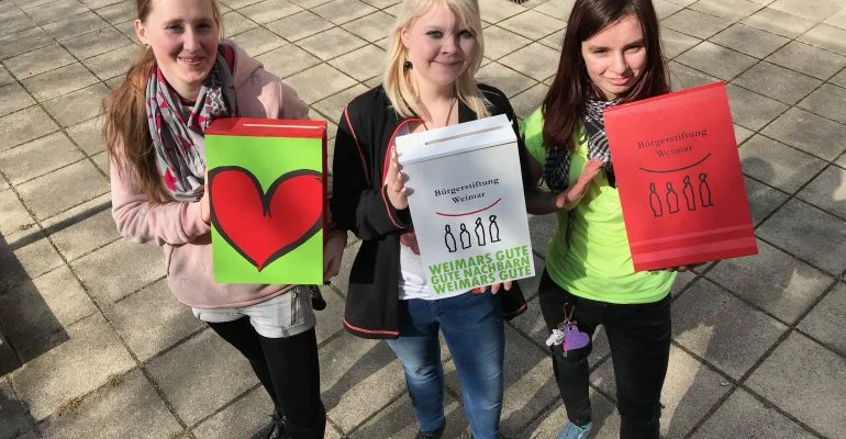 Selbst gebaute Spendenboxen (c) Schaffarzyk