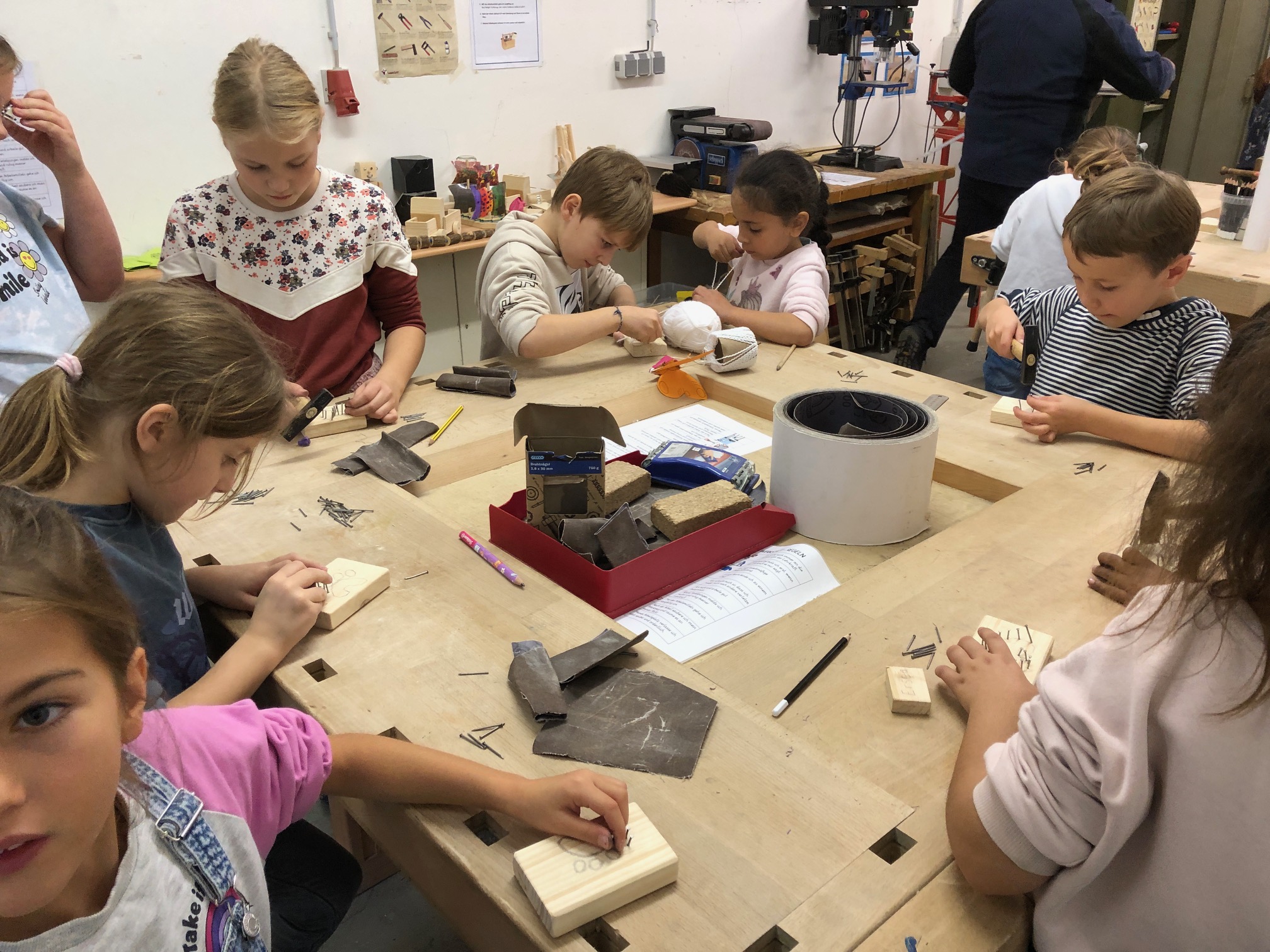 Pressefoto der Stiftung Bildung - Kinder arbeiten an einem Werktisch - Projekt des Förderpreises 2023