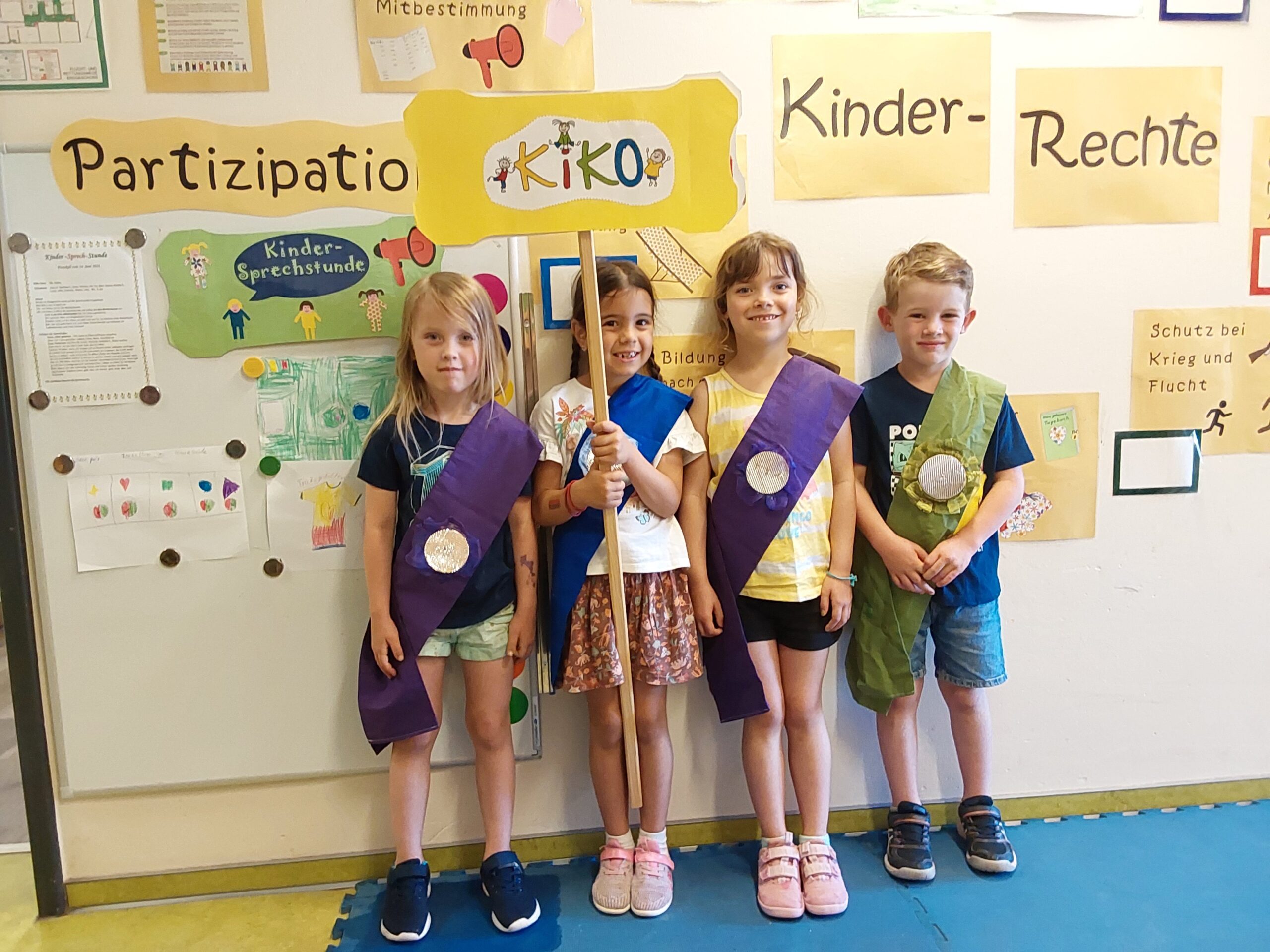 Pressefoto der Stiftung Bildung - Kinder halten ein Plakat hoch und setzen sich für Kinderrechte ein