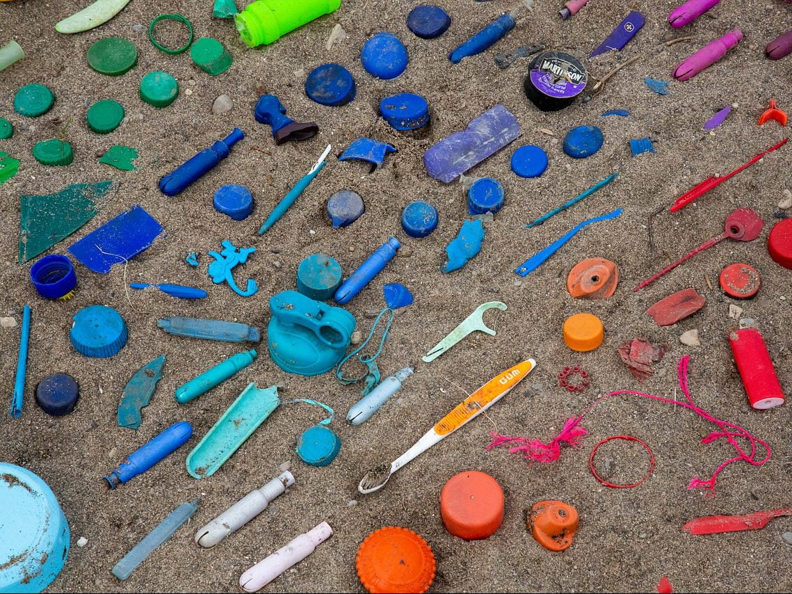 Sortierter Plastikmüll am Strand